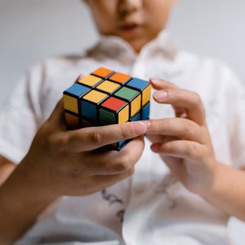 Para psicólogos, médicos e pedagogos que precisam se especializar em Altas Habilidades e Superdotação.